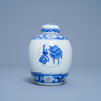 Een Chinese geribde blauw-witte dekselpot, Kangxi