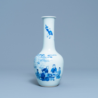 A Chinese blue and white bottle vase with go-players, 19/20th C.