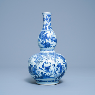 Een Chinese blauw-witte kalebasvaas met figuratief decor, Transitie periode