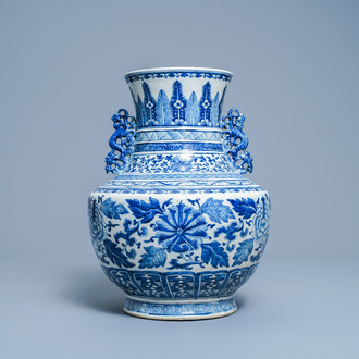 Een Chinese blauw-witte 'hu' vaas met floraal decor, Qianlong merk, 19e eeuw