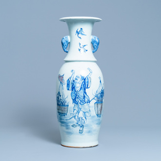 Un vase en porcelaine de Chine en bleu, blanc et rouge de fer aux anses en forme de tête d'éléphant, 19ème
