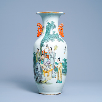 Un vase en porcelaine de Chine qianjiang cai à décor de musiciens et de lettrés, 19/20ème