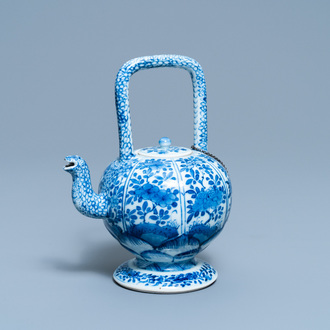 A Chinese blue and white teapot and cover, Kangxi