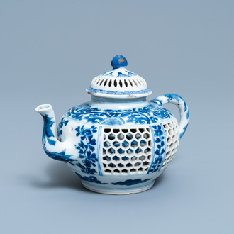 Une théière couverte en porcelaine de Chine en bleu et blanc à double paroi ajourée, époque Transition