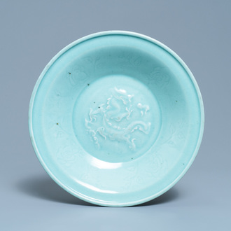 Un plat en porcelaine de Chine céladon à décor d'un dragon, 19ème