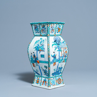 Un vase en porcelaine de Chine doucai aux anses en forme de têtes d'éléphants, Qianlong/Jiaqing