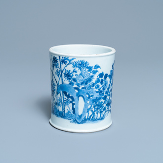 Un pot à pinceaux en porcelaine de Chine en bleu et blanc, marque de Chenghua, Kangxi