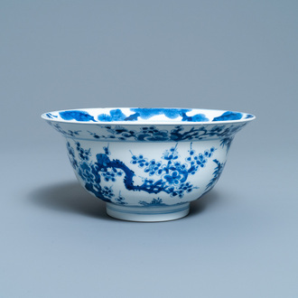 Un bol en porcelaine de Chine en bleu et blanc à décor 'Les trois amis de l'hiver', marque et époque de Kangxi