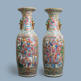 Une paire de vases de taille exceptionelle en porcelaine de Chine famille rose, 19ème