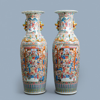 Une paire de vases de taille exceptionelle en porcelaine de Chine famille rose, 19ème