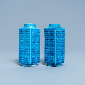 Une paire de vases de forme cong en porcelaine de Chine turquoise monochrome, 19ème