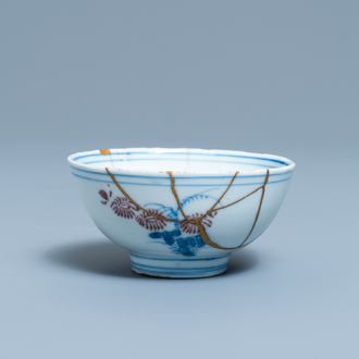 Un bol en porcelaine de Chine en bleu, blanc et rouge de cuivre réparé de façon kintsugi, marque de Chenghua, Kangxi