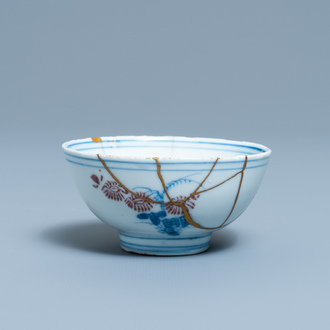 Een Chinese blauw-witte en koperrode kom met kintsugi herstelling, Chenghua merk, Kangxi