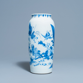 Un vase en porcelaine de Chine en bleu et blanc à décor d'Immortels, époque Transition