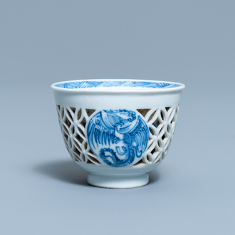 Une tasse à double paroi ajourée en porcelaine de Chine en bleu et blanc, époque Transition