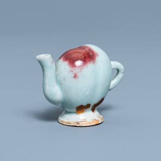 Une théière 'cadogan' miniature en forme de pêche en porcelaine de Chine à émail junyao, Kangxi/Qianlong