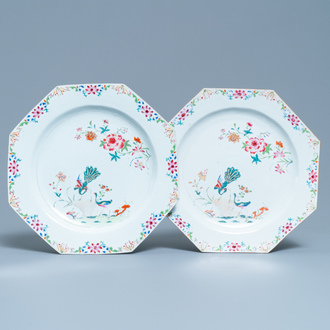 Une paire de plats de forme octagonale en porcelaine de Chine famille rose, Qianlong