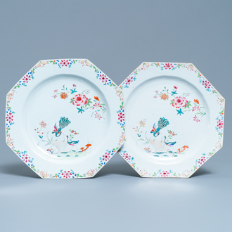 Een paar Chinese octagonale famille rose schotels met pauwen, Qianlong