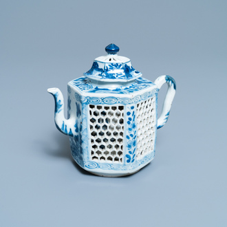 Een Chinese blauw-witte opengewerkte dubbelwandige theepot met deksel, Kangxi