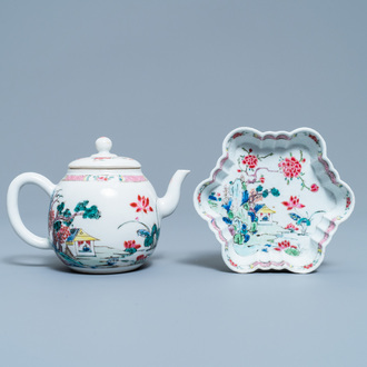 Une théière sur support en porcelaine de Chine famille rose à décor d'un paysage, Yongzheng