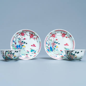 Une paire de tasses et soucoupes en porcelaine de Chine famille rose à décor d'un paysage, Yongzheng