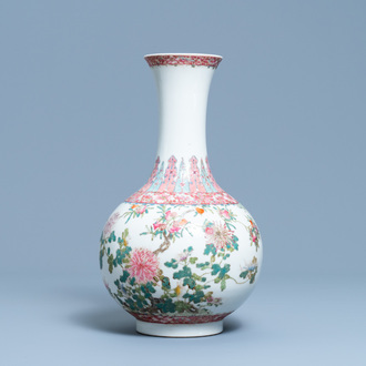 Un vase de forme bouteille en porcelaine de Chine famille rose, marque de Hongxian, République