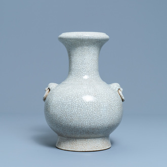 Un vase de forme 'hu' en porcelaine de Chine à fond craquelé, 20ème
