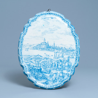 Une grande plaque en faïence de Delft en bleu et blanc à décor d'une vue sur la ville de Nijmegen, 18ème