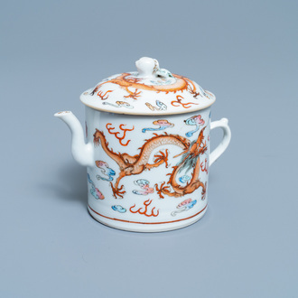 Une théière couverte en porcelaine de Chine famille rose à décor de dragons, 19ème