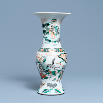 Un vase de forme yenyen en porcelaine de Chine famille verte à décor de guerriers, 19ème