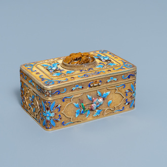 Une boîte couverte de forme rectangulaire en argent doré et émaillé, Chine, 20ème