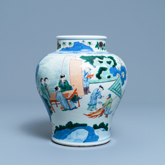 Un vase en porcelaine de Chine wucai à décor de chevaliers, 19ème