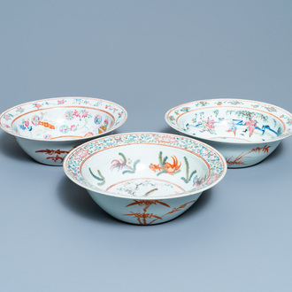 Trois bols en porcelaine de Chine famille rose, 19ème