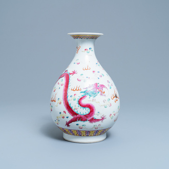 Een Chinese famille rose 'yuchunping' vaas met een draak en een feniks, Daoguang merk en periode