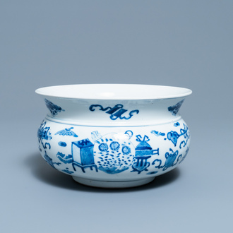 Un brûle-parfum en porcelaine de Chine en bleu et blanc, 19ème