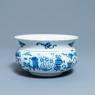 Een Chinese blauw-witte wierookbrander met antiquiteiten, 19e eeuw