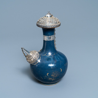 Een Chinese met verguld zilver gemonteerde monochrome blauwe kendi met verguld decor, Kangxi