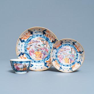 Une coupe, une tasse et une soucoupe en porcelaine de Chine famille rose à décor mandarin, Qianlong
