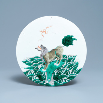 Une plaque ronde en porcelaine de Chine famille verte à décor d'un qilin, 19ème