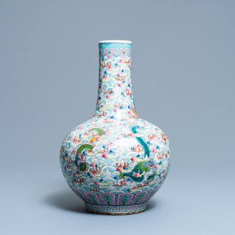 Un vase de forme bouteille en porcelaine de Chine famille rose à décor de dragons, 19ème