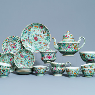 Un service à thé en porcelaine de Chine famille rose de Canton à fond céladon, 19ème