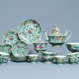 Een Chinees Canton famille rose theeservies met celadon fondkleur, 19e eeuw