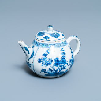 Een Chinese blauw-witte theepot met deksel, Kangxi