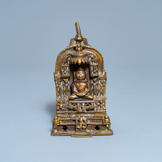 Un autel inscrit en bronze doré incrusté d'argent et de cuivre, Inde, 18/19ème