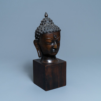 Une grande tête de Bouddha en bronze, Thaïlande, 18/19ème