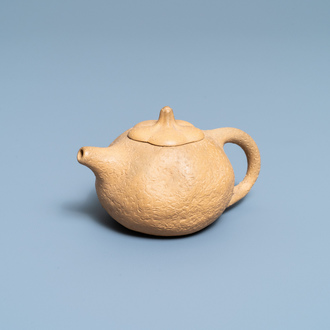 A Chinese Yixing stoneware teapot and cover, 18/19th C.