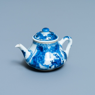 A small Chinese blue and white teapot and cover, Kangxi