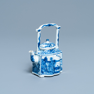 Een Chinese blauw-witte theepot met deksel, Kangxi