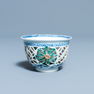 Une tasse à double paroi ajourée en porcelaine de Chine famille verte, Kangxi