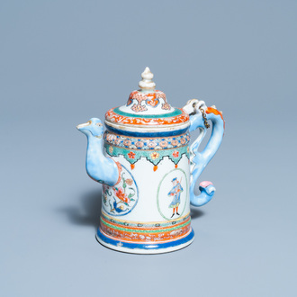 Une théière couverte en porcelaine de Chine famille rose à décor d'européens, Qianlong